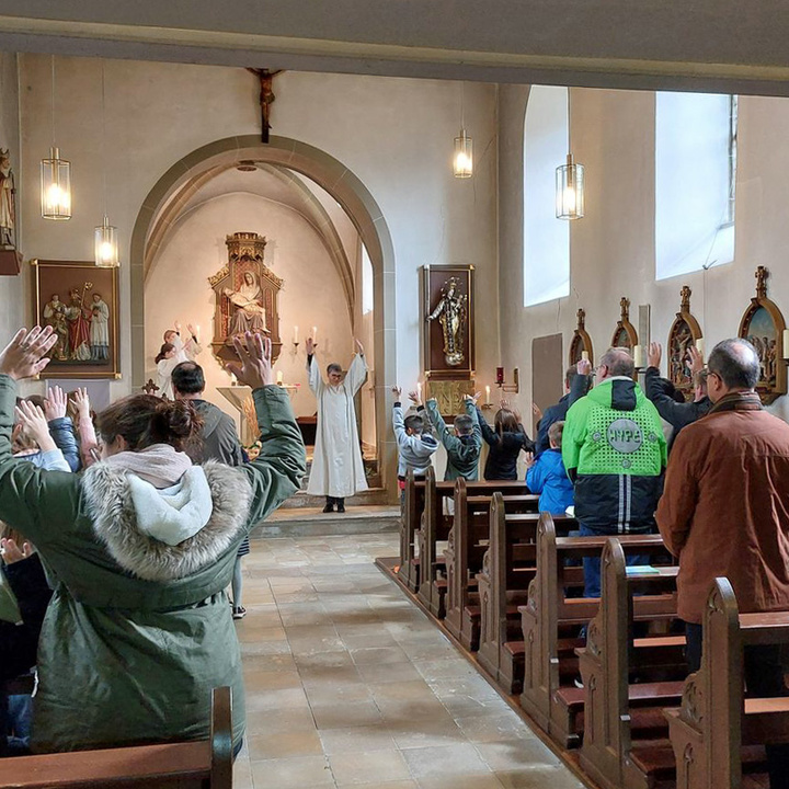 Blick von hinten in der Kirche nach vorn zum Altarraum.