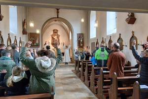 Blick von hinten in der Kirche nach vorn zum Altarraum.