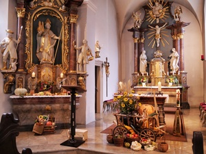 Foto von der mit Erntegaben dekorierten Kirche St. Wolfgang in Hausen.